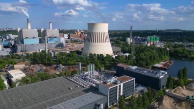 Sanayi bölgesinde sürdürülebilir enerji çözümleri sağlayan bir veri tabanı ve ısı ve elektrik santralinin birleşimi. panorama genel görünüm dronu 