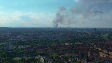 Güneşli bir günde Berlin, Almanya üzerinde yükselen dumanlı hava manzarası, mavi gökyüzü ve bazı bulutlar. hız rampası hiper hareket zaman aşımı 