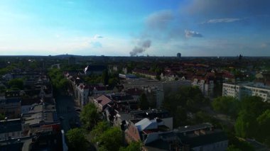 Güneşli bir günde Berlin, Almanya üzerinde yükselen dumanlı hava manzarası, mavi gökyüzü ve bazı bulutlar. Yukarıdan insansız hava aracı görüntüleri 