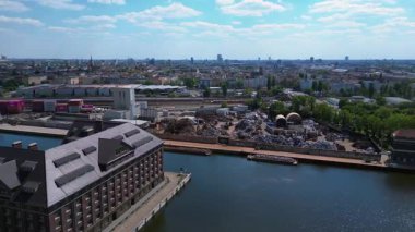 Hurda metal geri dönüşüm fabrikasının nehir limanındaki atıkları yöneten, mavnaları yükleyen hava görüntüsü. Yukarıdan insansız hava aracı görüntüleri 