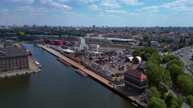 Hurda metal geri dönüşüm fabrikasının nehir limanındaki atıkları yöneten, mavnaları yükleyen hava görüntüsü. hız rampası hiper hareket zaman aşımı 