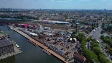 Hurda metal geri dönüşüm fabrikasının nehir limanındaki atıkları yöneten, mavnaları yükleyen hava görüntüsü. hız rampası hiper hareket zaman aşımı 