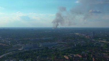 Güneşli bir günde Berlin, Almanya üzerinde yükselen dumanlı hava manzarası, mavi gökyüzü ve bazı bulutlar. Yukarıdan insansız hava aracı görüntüleri 