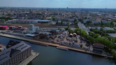 Hurda metal geri dönüşüm fabrikasının nehir limanındaki atıkları yöneten, mavnaları yükleyen hava görüntüsü. hız rampası hiper hareket zaman aşımı 