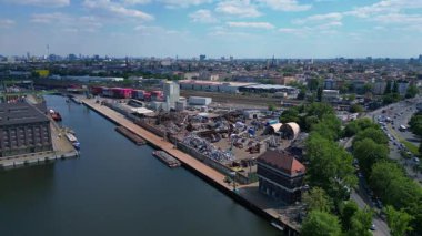 Hurda metal geri dönüşüm fabrikasının nehir limanındaki atıkları yöneten, mavnaları yükleyen hava görüntüsü. Yukarıdan insansız hava aracı görüntüleri 