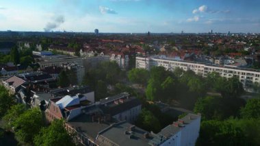 Güneşli bir günde Berlin, Almanya üzerinde yükselen dumanlı hava manzarası, mavi gökyüzü ve bazı bulutlar. panorama genel görünüm dronu 