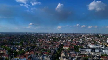 Sarı kurtarma helikopteri dumanlı bir acil durum sırasında Berlin şehir parkına iniyor. panorama genel görünüm dronu 