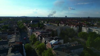 Güneşli bir günde Berlin, Almanya üzerinde yükselen dumanlı hava manzarası, mavi gökyüzü ve bazı bulutlar. statik üç ayaklı insansız hava aracı 