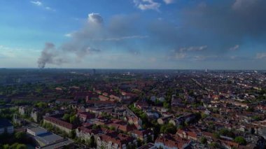 Güneşli bir günde Berlin, Almanya üzerinde yükselen dumanlı hava manzarası, mavi gökyüzü ve bazı bulutlar. panorama genel görünüm dronu 