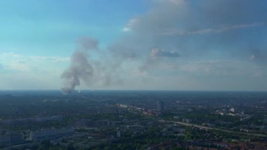 Güneşli bir günde Berlin, Almanya üzerinde yükselen dumanlı hava manzarası, mavi gökyüzü ve bazı bulutlar. Güzel hava görüntüsü uçuş rotasyonu sağ drona 