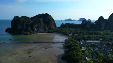 Railay West ve Railay East 'i alçak gelgit sırasında birbirine bağlayan yüzen iskele, kireçtaşı dağları ve tropikal bitki örtüsüyle çevrili. hız rampası hiper hareket zaman aşımı 