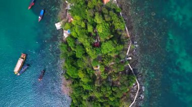 Sihanoukville, Kamboçya yakınlarındaki Koh Toch Adası 'nı çevreleyen turist tekneleri. hız rampası hiper hareket zaman aşımı 