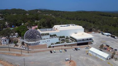 İbiza, İspanya 'da ağaçlarla çevrili, jeodezik bir kubbesi olan modern bir binanın etkileyici mimarisi yenilikçi tasarım ve rahatlık sergiliyor. statik üç ayaklı insansız hava aracı 