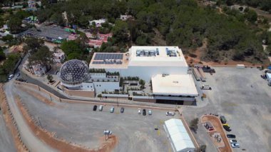 İbiza, İspanya 'da ağaçlarla çevrili, jeodezik bir kubbesi olan modern bir binanın etkileyici mimarisi yenilikçi tasarım ve rahatlık sergiliyor. statik üç ayaklı insansız hava aracı 