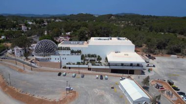 İbiza, İspanya 'da ağaçlarla çevrili, jeodezik bir kubbesi olan modern bir binanın etkileyici mimarisi yenilikçi tasarım ve rahatlık sergiliyor. panorama genel görünüm dronu 