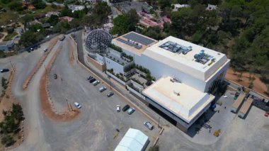Dünyanın en büyük kulübü, jeodezik kubbesi ve İbiza, İspanya 'da büyük bir otoparkı var. Yukarıdan insansız hava aracı görüntüleri 
