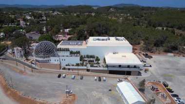 İbiza, İspanya 'da ağaçlarla çevrili, jeodezik bir kubbesi olan modern bir binanın etkileyici mimarisi yenilikçi tasarım ve rahatlık sergiliyor. İHA yükseliyor 