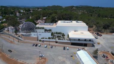 İbiza, İspanya 'da jeodezik kubbesi ve büyük bir otoparkı olan bir kulübün havadan görünüşü. hız rampası hiper hareket zaman aşımı 