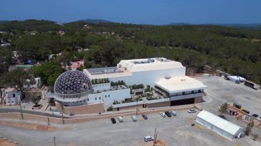 İbiza, İspanya 'da jeodezik kubbesi ve büyük bir otoparkı olan bir kulübün havadan görünüşü. İHA alçalıyor 
