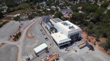 İbiza, İspanya 'da jeodezik kubbesi ve büyük bir otoparkı olan bir kulübün havadan görünüşü. Hız rampası hiper hareket hızlandırılmış daire drone görüntüsü 