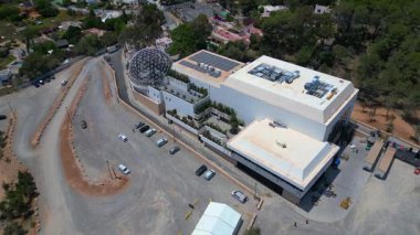 Dünyanın en büyük kulübü, jeodezik kubbesi ve İbiza, İspanya 'da büyük bir otoparkı var. İnsansız hava aracı dairesi görüntüleri 