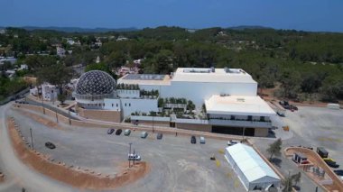 Dünyanın en büyük kulübü, jeodezik kubbesi ve İbiza, İspanya 'da büyük bir otoparkı var. Ters İHA uçuşu 