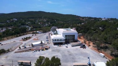 Dünyanın en büyük kulübü, jeodezik kubbesi ve İbiza, İspanya 'da büyük bir otoparkı var. panorama yörünge dronu 