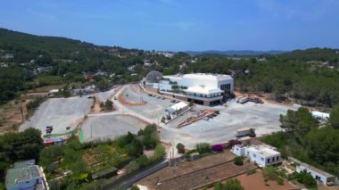 Dünyanın en büyük kulübü, jeodezik kubbesi ve İbiza, İspanya 'da büyük bir otoparkı var. İticileri ileri çalıştır 