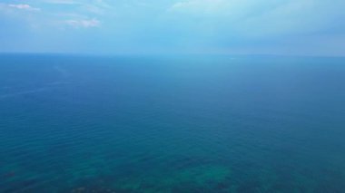 Sihanoukville, Kamboçya yakınlarındaki Koh Toch Adası 'nı çevreleyen turist tekneleri. Ters İHA uçuşu 