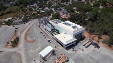 İbiza, İspanya 'da ağaçlarla çevrili, jeodezik bir kubbesi olan modern bir binanın etkileyici mimarisi yenilikçi tasarım ve rahatlık sergiliyor. panorama yörünge dronu 