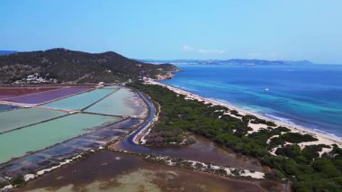 İspanya 'nın İbiza kentindeki turkuaz suları ve beyaz kumlarıyla Cavallet sahilinin çarpıcı güzelliği. panorama genel görünüm dronu 