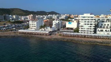 Turistler yaz tatillerini San Antonio Körfezi, İbiza 'da ünlü bir bar olan Cafe del Mar' da geçiriyorlar. Yukarıdan aşağıya doğru uçur 