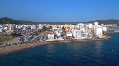 Yaz tatilinin tadını çıkaran turistler, İbiza 'nın San Antonio Körfezi' ndeki ünlü bir bar olan Kafe Mambo 'da. hız rampası hiper hareket zaman aşımı 