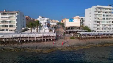 Yaz tatilinin tadını çıkaran turistler, İbiza 'nın San Antonio Körfezi' ndeki ünlü bir bar olan Kafe Mambo 'da. hız rampası hiper hareket zaman aşımı 