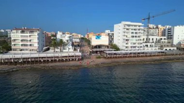 Yaz tatilinin tadını çıkaran turistler, İbiza 'nın San Antonio Körfezi' ndeki ünlü bir bar olan Kafe Mambo 'da. İHA 'yı çek 