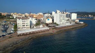 Turistler yaz tatillerini San Antonio Körfezi, İbiza 'da ünlü bir bar olan Cafe del Mar' da geçiriyorlar. İHA alçalıyor 
