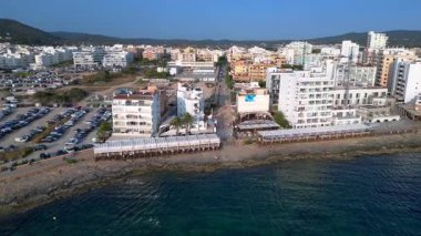 Yaz tatilinin tadını çıkaran turistler, İbiza 'nın San Antonio Körfezi' ndeki ünlü bir bar olan Kafe Mambo 'da. İHA alçalıyor 