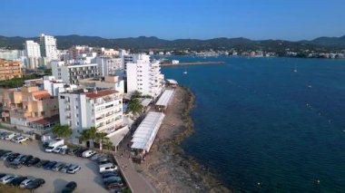 Yaz tatilinin tadını çıkaran turistler, İbiza 'nın San Antonio Körfezi' ndeki ünlü bir bar olan Kafe Mambo 'da. Ters İHA uçuşu 