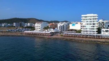 Turistler yaz tatillerini San Antonio Körfezi, İbiza 'da ünlü bir bar olan Cafe del Mar' da geçiriyorlar. Ters İHA uçuşu 