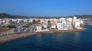 Yaz tatilinin tadını çıkaran turistler, İbiza 'nın San Antonio Körfezi' ndeki ünlü bir bar olan Kafe Mambo 'da. İticileri ileri çalıştır 