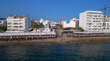 Yaz tatilinin tadını çıkaran turistler, İbiza 'nın San Antonio Körfezi' ndeki ünlü bir bar olan Kafe Mambo 'da. Ters İHA uçuşu 