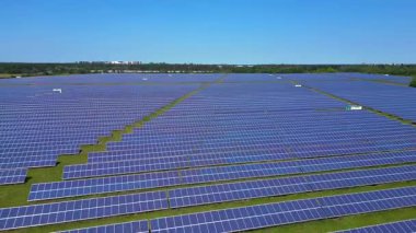 Sıralar halinde fotovoltaik güneş panelleri açık mavi gökyüzünün altındaki büyük bir enerji istasyonunda güneşi emiyor. hız rampası hiper hareket zaman aşımı 
