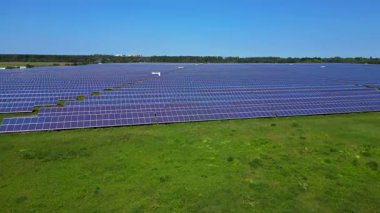 Sıralar halinde fotovoltaik güneş panelleri açık mavi gökyüzünün altındaki büyük bir enerji istasyonunda güneşi emiyor. Hız rampası hiper hareket zaman aşımı üst uçuş insansız hava aracı 