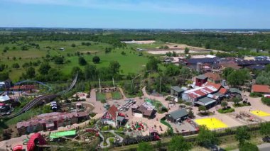 Lunapark hız trenleri, çeşitli eğlence yerleri ve Almanya 'da yeşil alanlar. Hız rampası hiper hareket zaman aşımı. Ters İHA uçuşu 