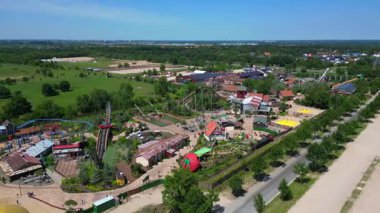Lunapark hız trenleri, çeşitli eğlence yerleri ve Almanya 'da yeşil alanlar. Hız rampası hiper hareket zaman aşımı. geniş yörünge görünümü dronu 