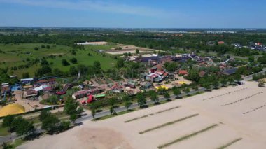 Lunapark hız trenleri, çeşitli eğlence yerleri ve Almanya 'da yeşil alanlar. Hız rampası hiper hareket zaman aşımı. uçuş üstü insansız hava aracı 