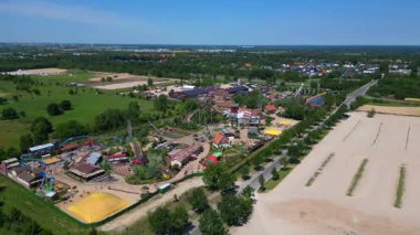 Lunapark hız trenleri, çeşitli eğlence yerleri ve Almanya 'da yeşil alanlar. Hız rampası hiper hareket zaman aşımı. panorama yörünge dronu 
