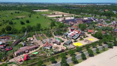 Lunapark hız trenleri, çeşitli eğlence yerleri ve Almanya 'da yeşil alanlar. Hız rampası hiper hareket zaman aşımı. panorama yörünge dronu 