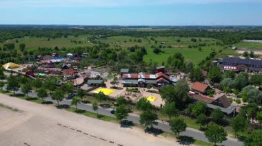 Almanya 'daki lunaparkta hız trenleri, çocuk parkları ve çeşitli eğlenceler sunuluyor. Yukarıdan insansız hava aracı görüntüleri 