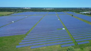Almanya 'da temiz ve sürdürülebilir enerji sağlayan büyük bir güneş çiftliğinin havadan görüntüsü. Hız rampası hiper hareket zaman aşımı sineği ileri it 